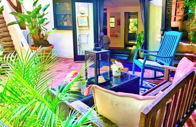 Chic Hollywood Hills Guest Suite+Views+Outdoor Living Room+Free Street Parking