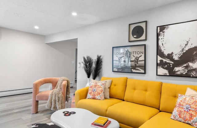 Chic House with King Bed, Walk To Dining and Starbucks