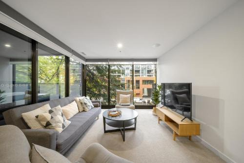 Chic Inner-City 2-Bed Abode with Pool Gym & Sauna