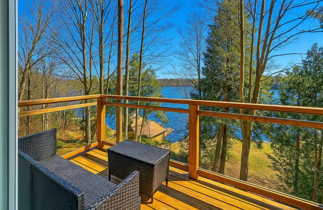 Chic Lakefront Escape nDesigner Touches + Kayaks + Fire Pit + Private Dock