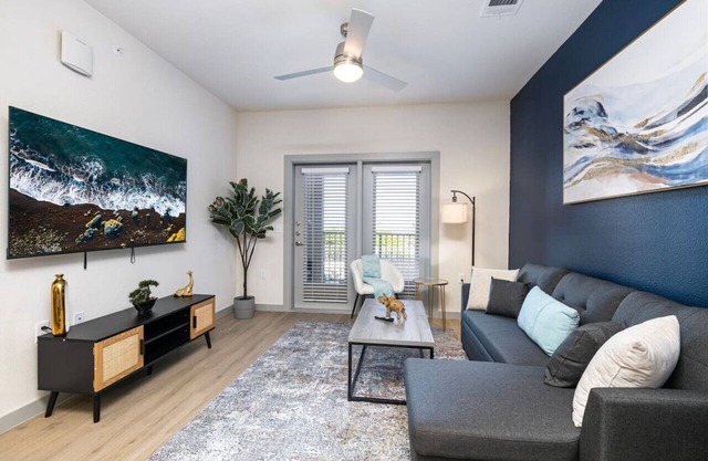 Chic Lakeside 1BD: Pool, Fitness & Workstation