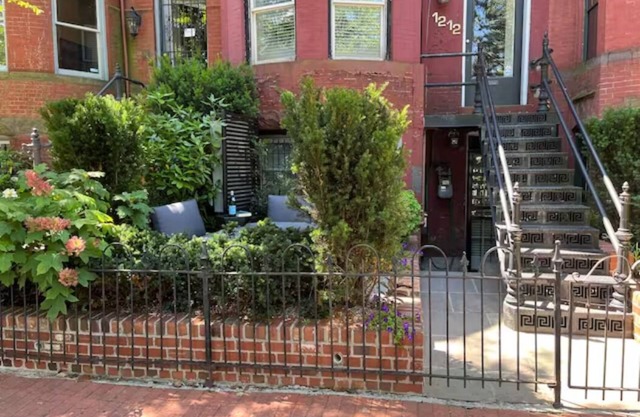 Chic Modern Retreat With Complimentary Parking