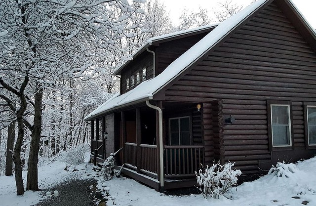 Chic One-Bedroom Suite With Jacuzzi Tub for Romantic Getaway near Columbus, Ohio