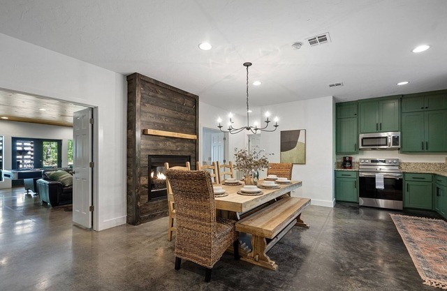 Chic, Playful, and Perfectly Appointed-🎱Pool Table, 🔥Hot Tub, 🌟Pet Friendly!