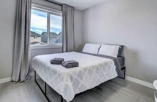 Chic Retreat, Sleeps 8| A/C, Near YYC & DT.