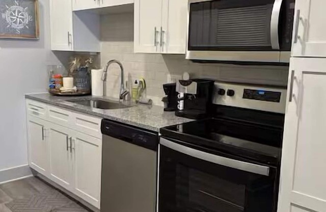 Chic Studio Apartment with AC, WiFi, fitness room in Med Cntr Houston
