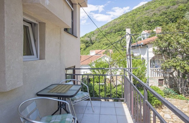 Chic Studio Flat with Balcony near Beach in Tivat