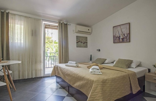 Chic Studio Flat with Balcony near Beach in Tivat