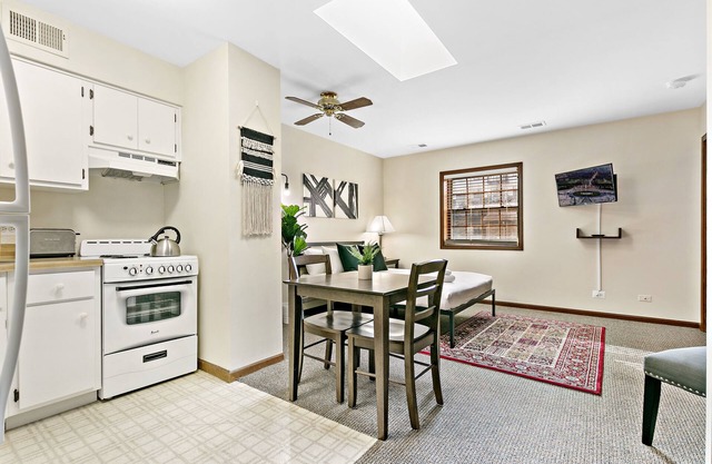 Chic Studio in Downtown Highland Park near Metra