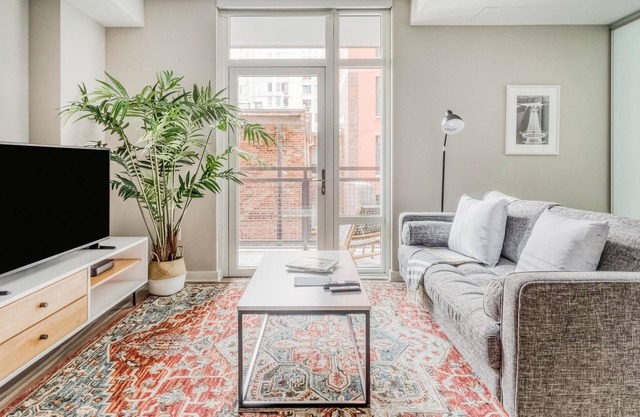 Chic Studio in Mt Vernon w/ Balcony, Gym + Pool