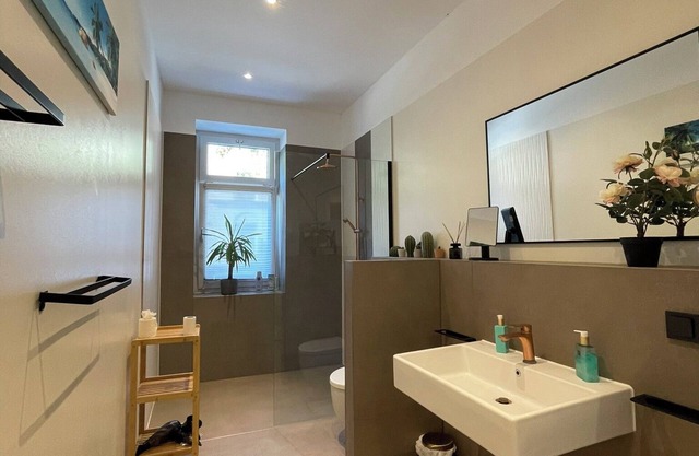 Chic terrace apartment with private parking space Box spring bed TV WLAN in Leipzig