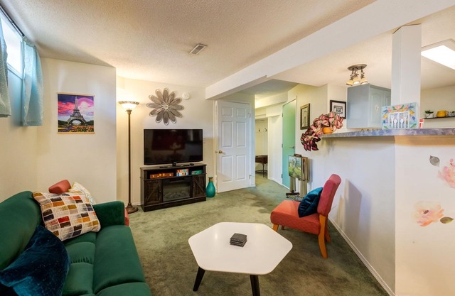 Chic Vintage Suite Close to Airport & Downtown