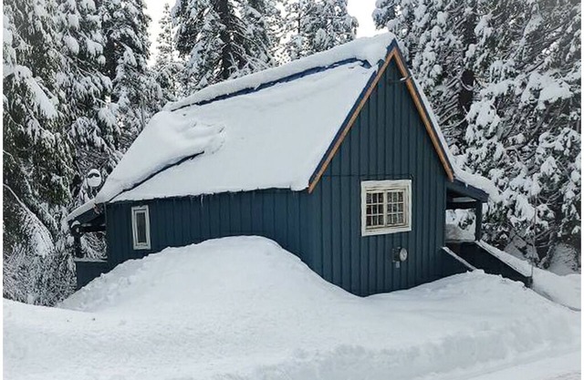 China Alley Cabin B: Cute & Cozy Cottage w/Deck