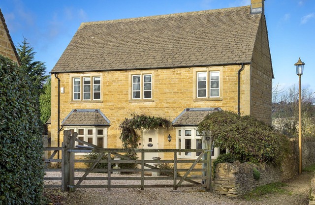 Chipping Campden Modern House, Garden, upstairs/downstairs bedrooms/bathrooms.