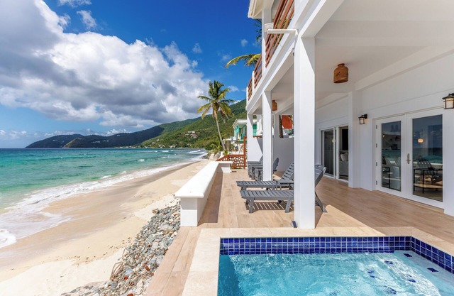 CHMADA BEACH VILLA - Chic new luxury beachfront villa with pool & hot-tub