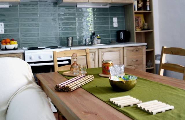 Chrismma 1-Bed Apt with Private Yard & Parking