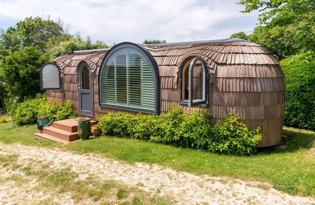 Christie's Cabin, Euridge - sleeps 2 guests in 1 bedroom