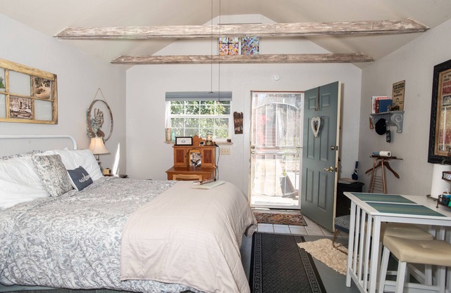 CHUCKELLI FARM's COZY COTTAGE