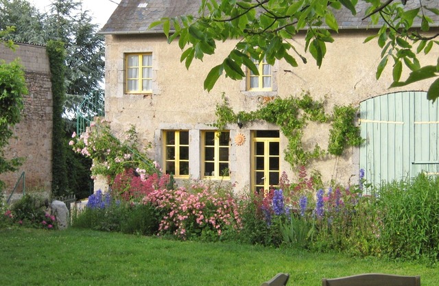 Ciezalel's gardens: a traditional farm in Morvan, animals are welcome