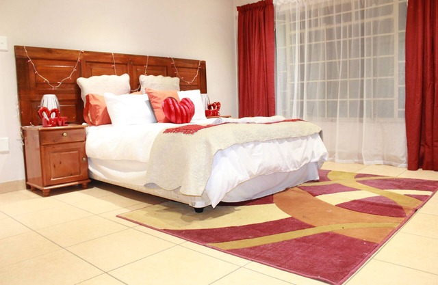 Cinematic Guest House - The Titanic Room