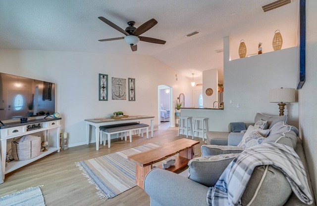 Citrus Springs Retreat w/Grill & Screened Porch!