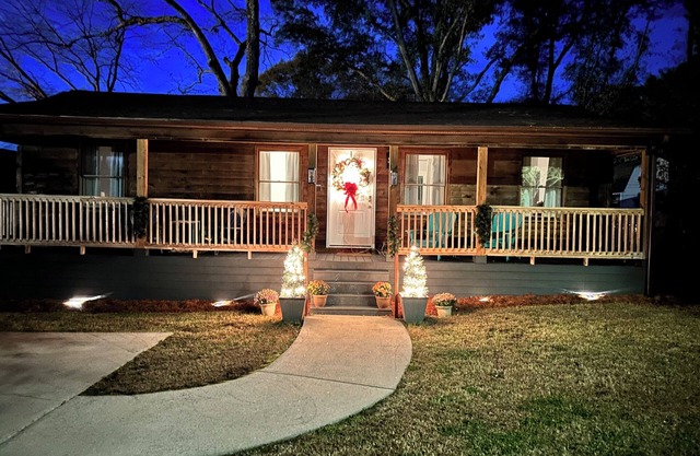 City cabin, 2-bedroom house with 2 full beds, custom shower, in Lincolnton.