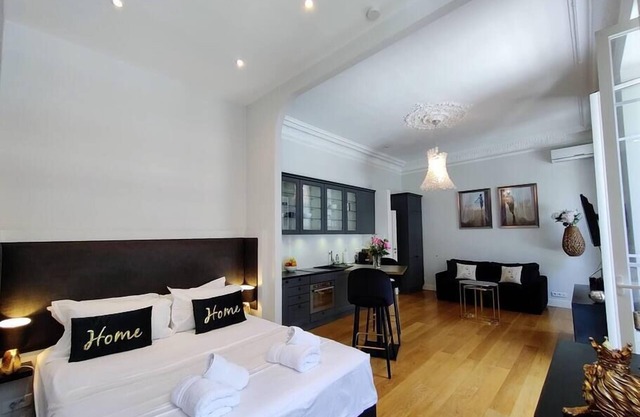 City Center, chic studio for 2-4, balcony, AC