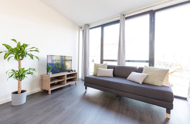 City Center Penthouse w/Balcony open View 20F