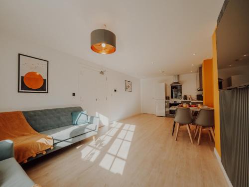 City Central - Sleeps 5 -Modern 3 Beds - Parking - Fast WiFi