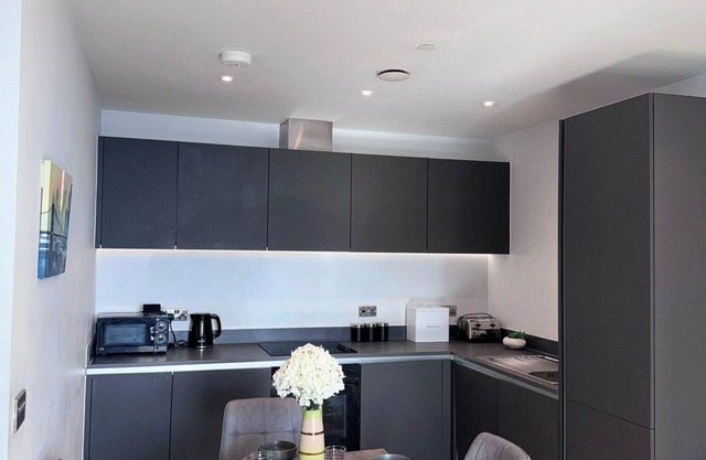 City Centre - 2-bed High Rise Apartment - Sleeps 4