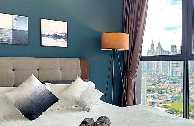 City Centre Modern Suites 4-beds w Private Balcony Magnificent City Skyline View