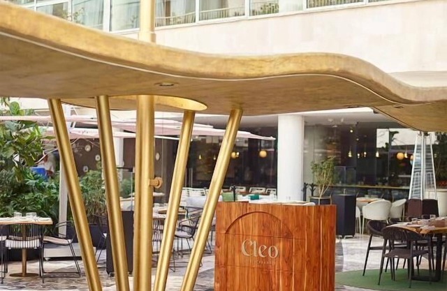 City Chic: Stay in Style with On-Site Dining and Fitness Facilities!