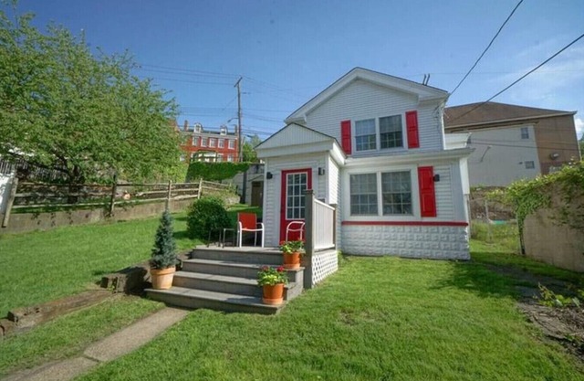 City Cottage with Yard Sleeps 8