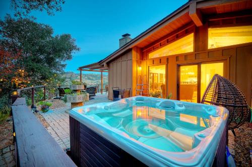 City Getaway, Hot Tub, Fire Pit, Game Room, BBQ, Hiking Trails, Vineyard Views, B-Ball