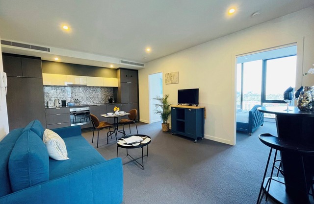 City Hidden Gem - Delux 2B with Parking/Balcony/Pool/Sauna/Gym, Walk to Crown!
