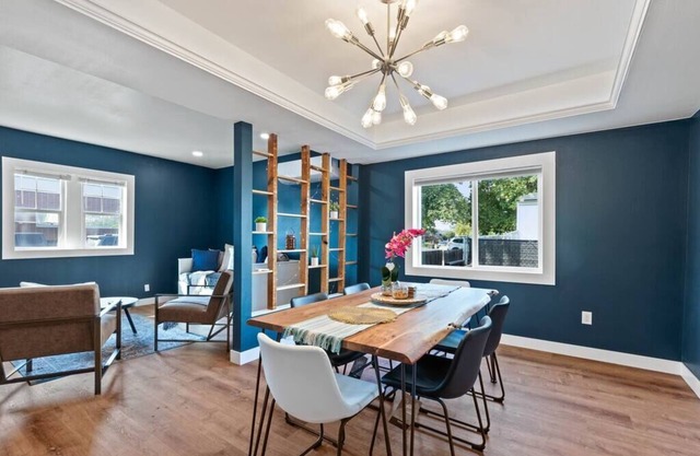 City Lights & Soaking Nights |Hot Tub + Near Arena