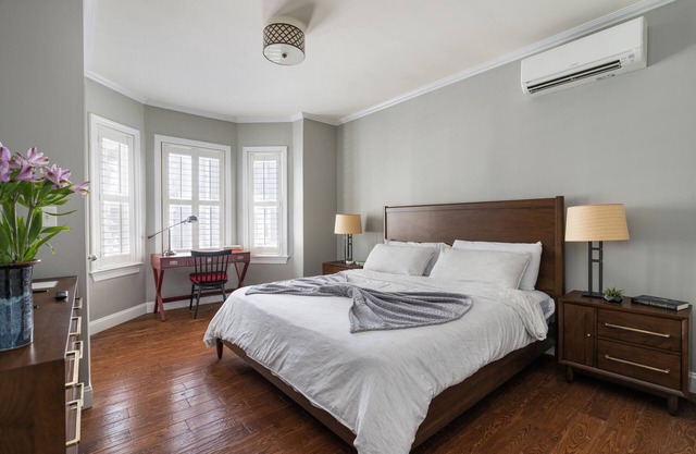 City Oasis with Yard and easy Walk To Harvard, MIT and Train