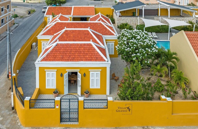 City Villa – Spacious Townhouse with Shared Pool & Urban Vibe