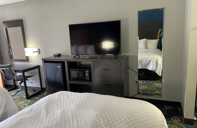 Clairmont Inn & Suites Warren