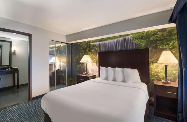 Clarion Pointe Syracuse Downtown