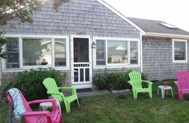 Classic Beach Cottage, Steps to Ocean Break.