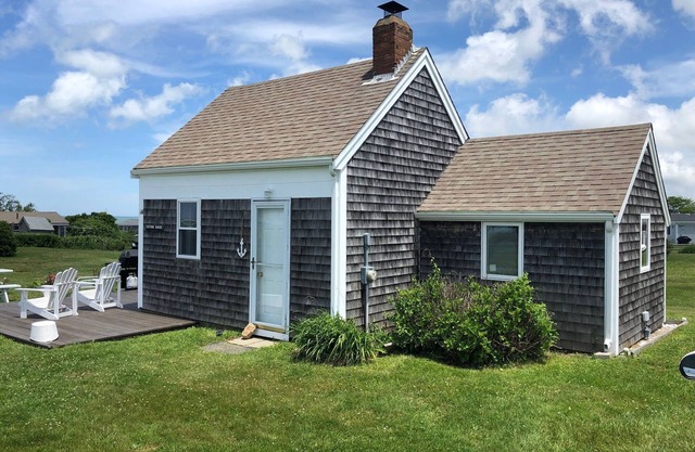 Classic Cape Cod Cottage with ocean views & beach!