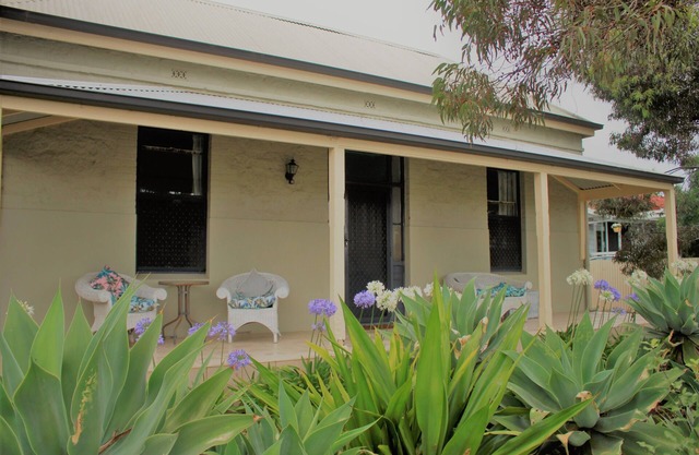 Classic Colonial home, walk to the CBD