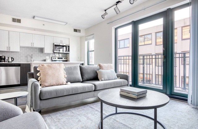 Classic Logan Circle 1BR w/Gym, W/D & Pool, walk to bars, by Blueground