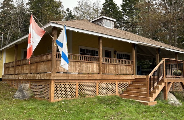Classic Seaman's Lodge - directly across from the Quarterdeck (Pet Friendly!)