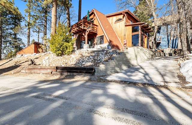 Classic two-story cabin & loft with fast WiFi, wood stove & balcony - ski nearby