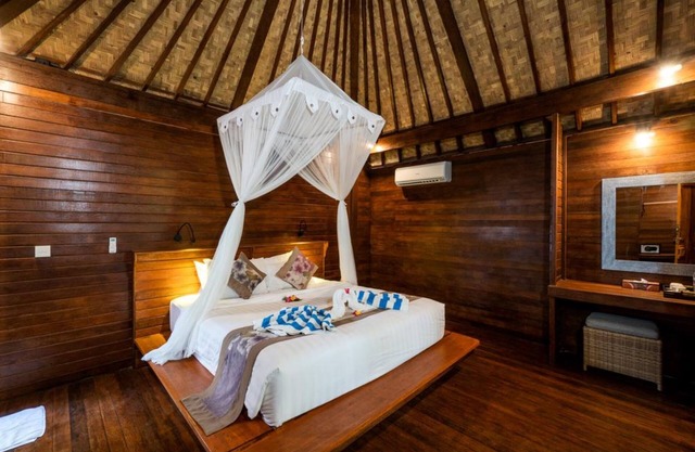 Classic Wooden Cottage in T Junction Lembongan, Good Location