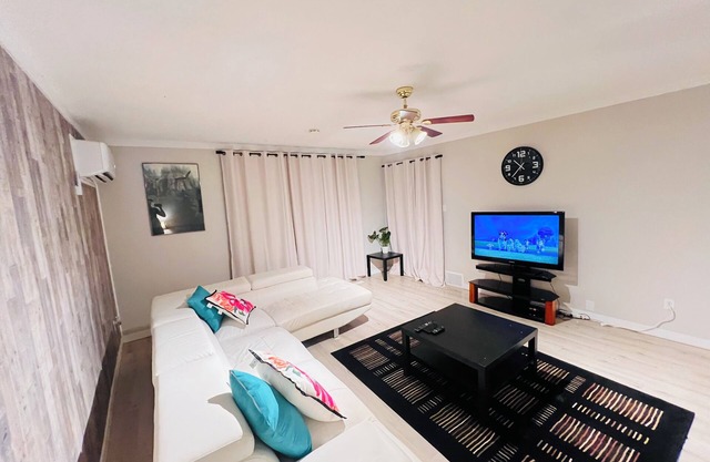Clean 2-bedroom house in Downtown with 1Gbps