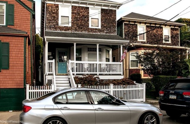 Clean and bright downtown cottage on Newport's bustling Thames Street