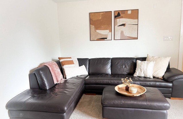 Clean and comfortable 2-bedroom house with AC, WiFi in central Eugene location.